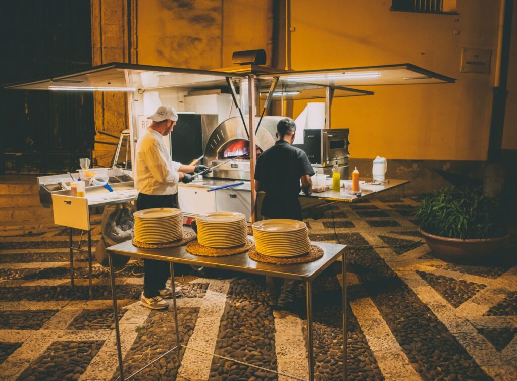 ape con forno per pizza con pizzaioli che preparano la pizza