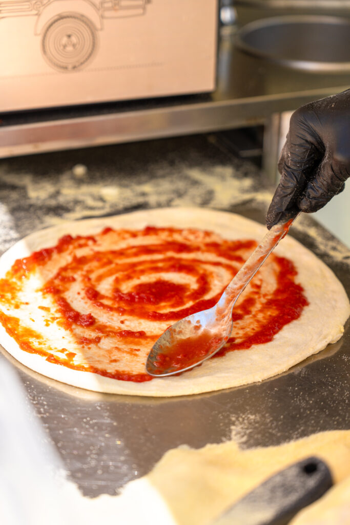 pizza in preparazione