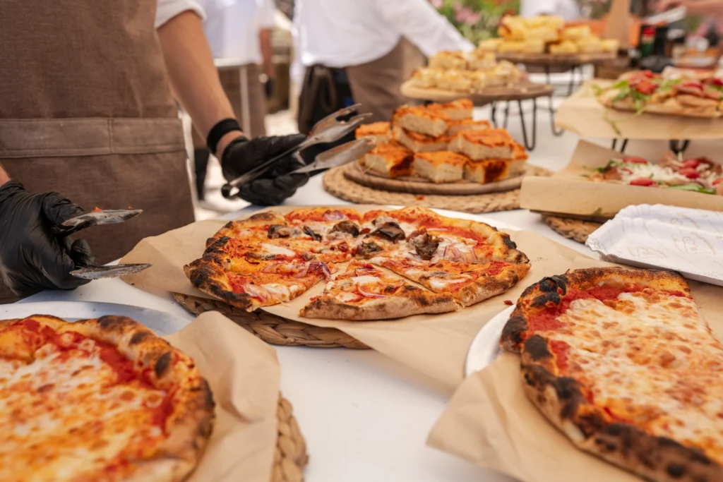 buffet di pizza con diverse farciture